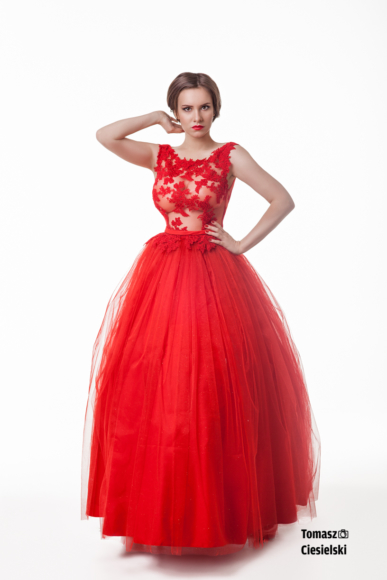 Czerwona królowa – suknia balowa z koronkowym gorsetem