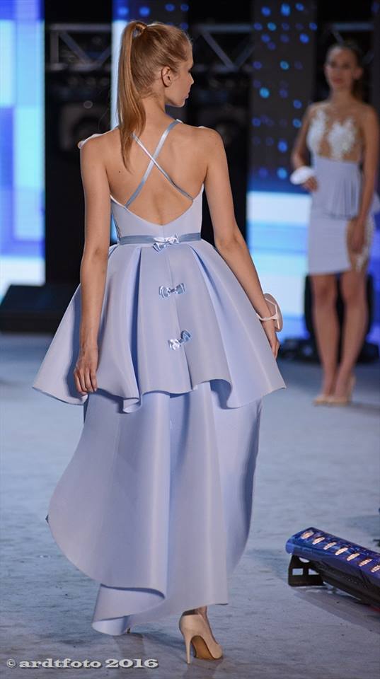 Blue – Kilkuwarstwowa sukienka z długim ogonem